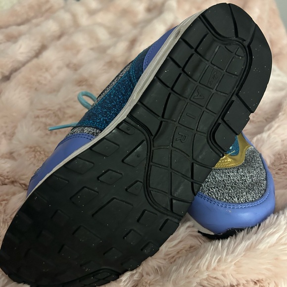 Nike One of a kind Women’s SZ 7.5 Running shoes - Picture 3 of 4